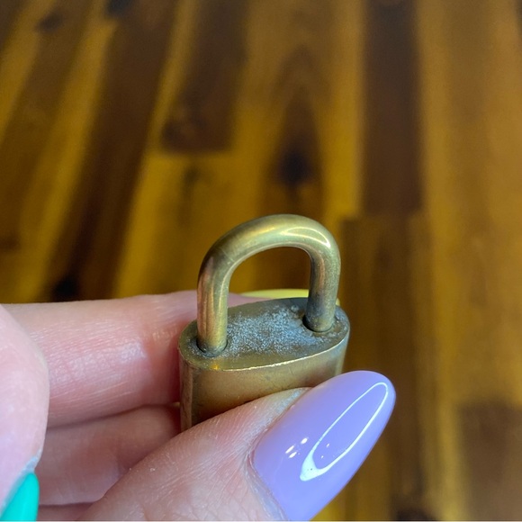 Louis Vuitton Gold Lock 304 - Picture 4 of 5